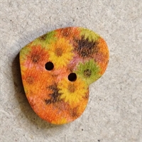 15 x 17 mm. Hjerte knap i træ med efterårsfarver.